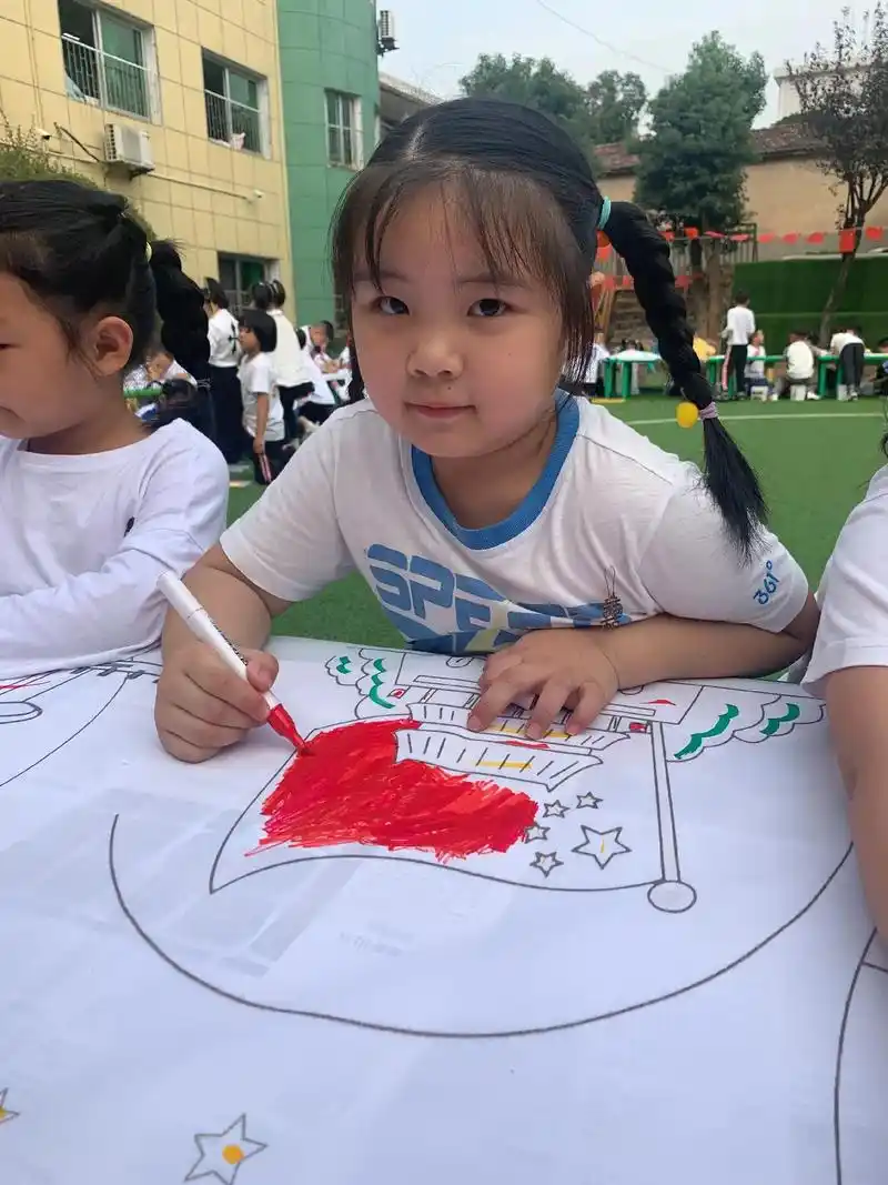 幼儿手绘十米长卷庆国庆 - 抖音