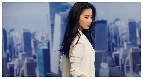 刘亦菲,大家都知道她出身名门,家世背景不一般,从小就备受良好教拥哪