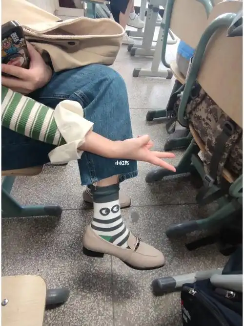 听课中被隔壁老师的袜子萌到了