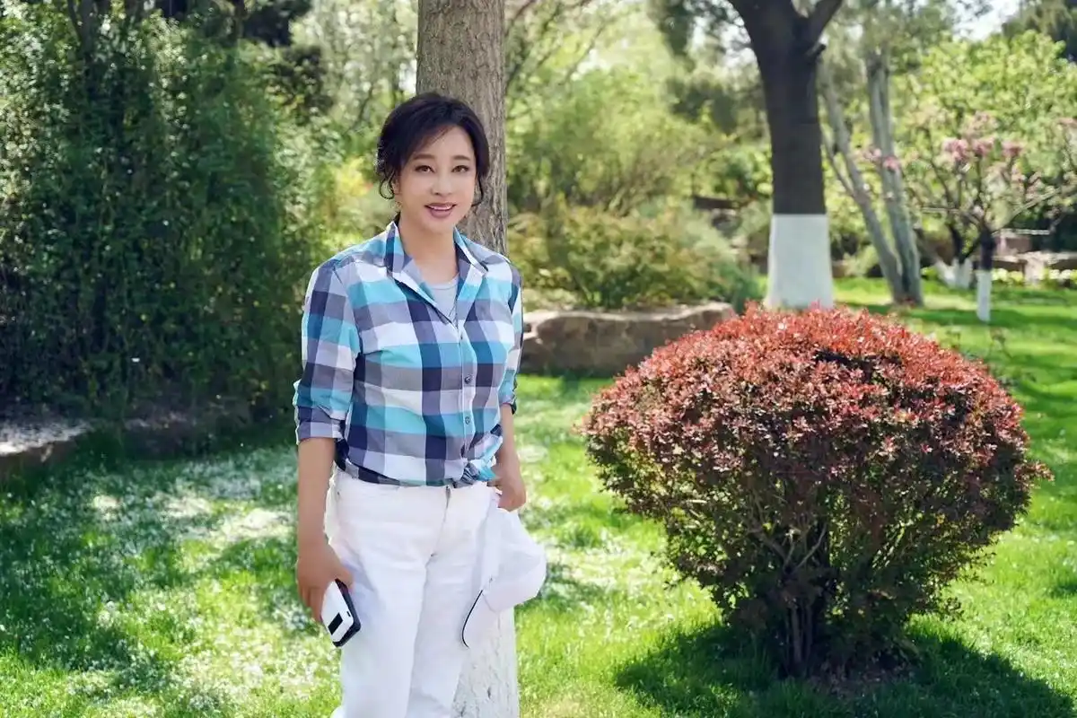 演员刘晓庆,承接代言 祝福视频及翻包品牌介绍视频录制 - 抖音