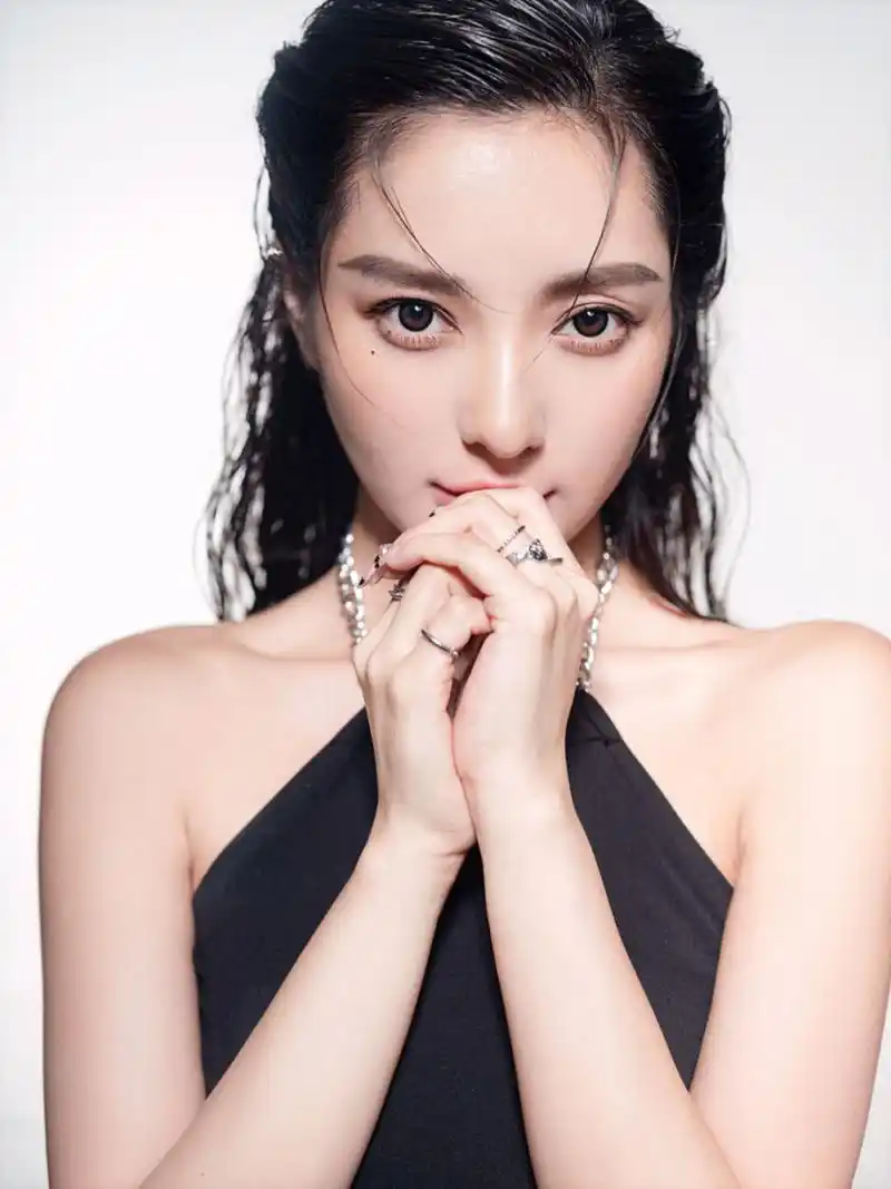 女明星肖像:惊艳清透风格  魅力四射的明星湿发造型,散发着无法抗拒的