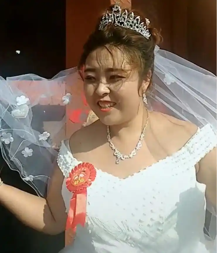 "胖子新娘"婚纱照p成"90斤",被称为是"笑话"!网友:太假
