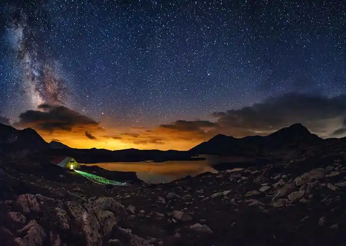 流星星空夜晚山上自然景观大山山里