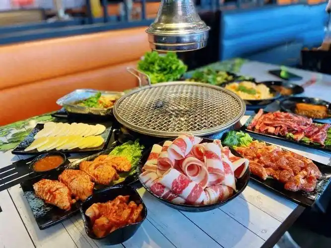 不用出梅城也能吃到正宗东北铁网烤肉还有啤酒任喝