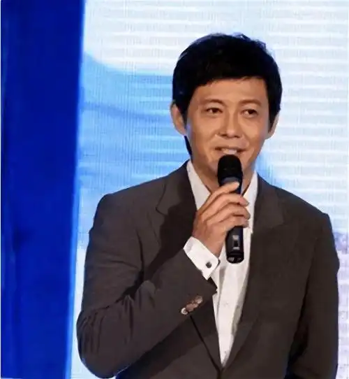 他是"央视人渣",抛弃妻儿和董卿同居6年,14岁才知叔叔是亲爹