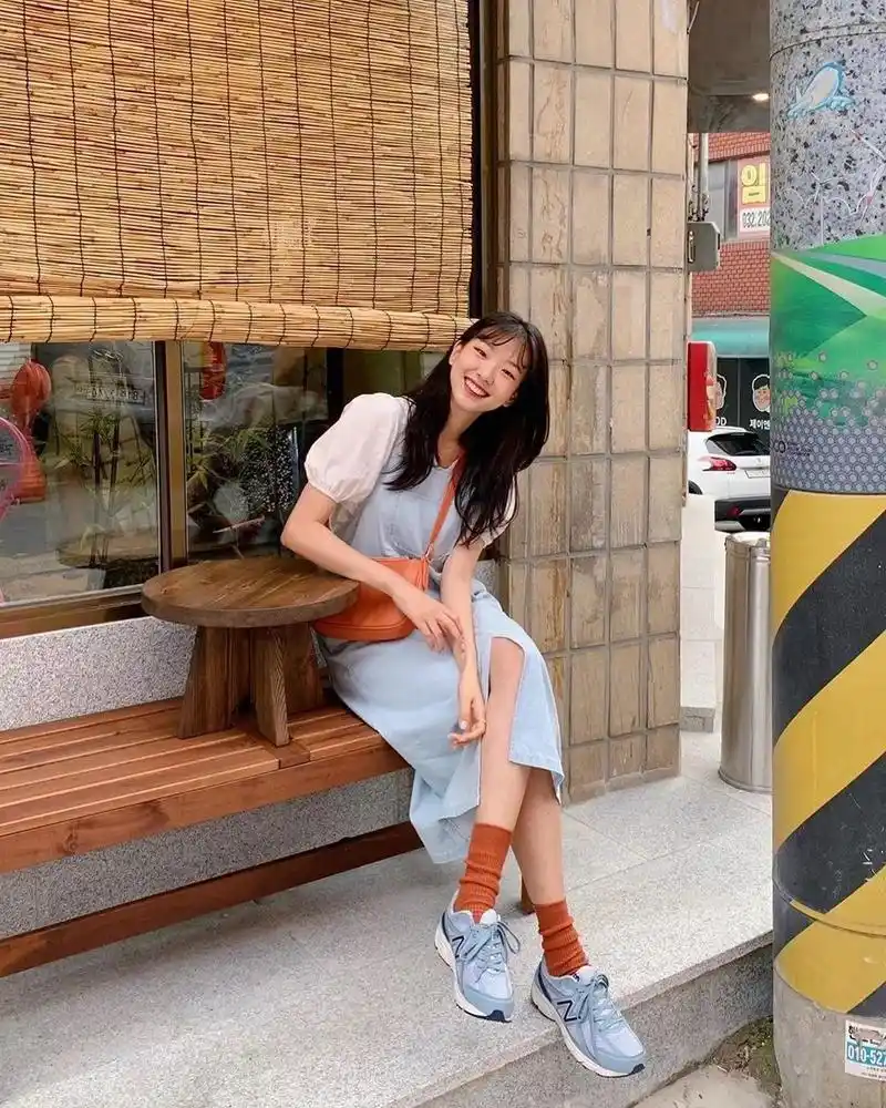 2020秋冬搭配:3款流行鞋子 袜子穿搭,时髦又保暖!-穿衣搭配-扣技术网