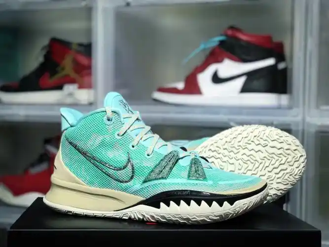 整体设计99这双配色作为欧文7系列的收官之作,整体采用到了湖水