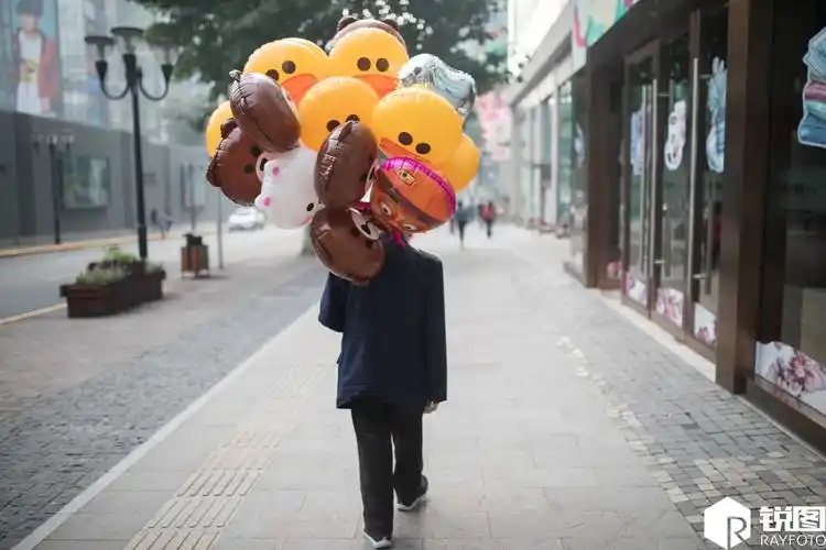 老人靠卖气球养活自己,路人:比跪在马路边要钱的人更值得尊敬_新浪