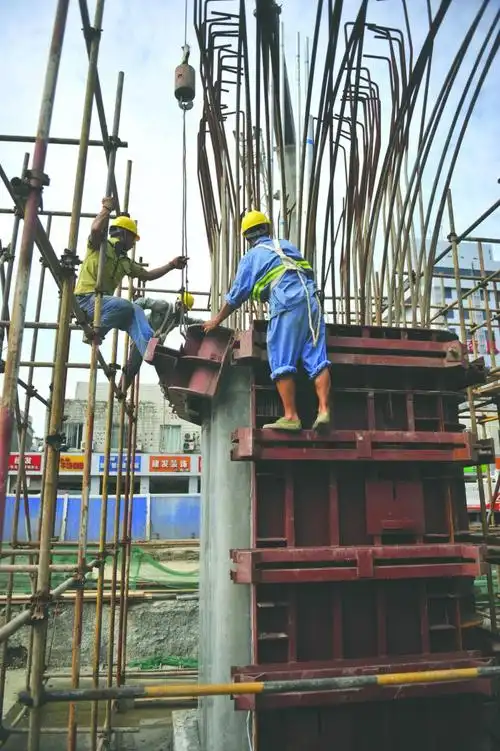 昨日,二环路西一段epc1标段,工人正在拆除第一个墩柱的模板  摄影