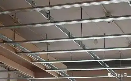 轻钢龙骨与木龙骨中的主次龙骨与吊杆都有规定的间距,主龙骨间距多看