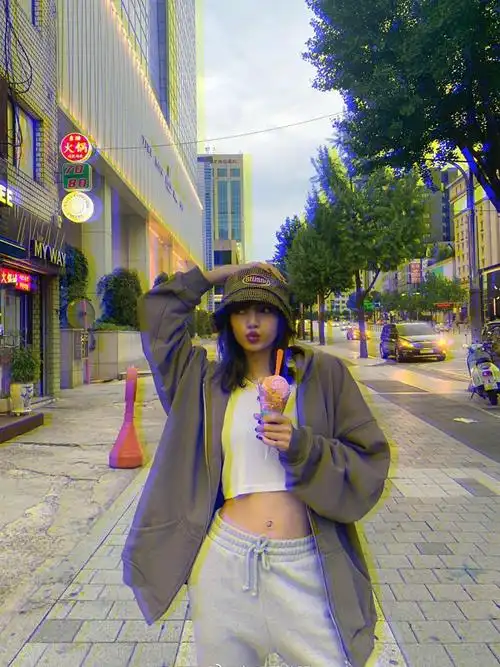 lisa和jennie同穿一件拉链外套美得不相上下