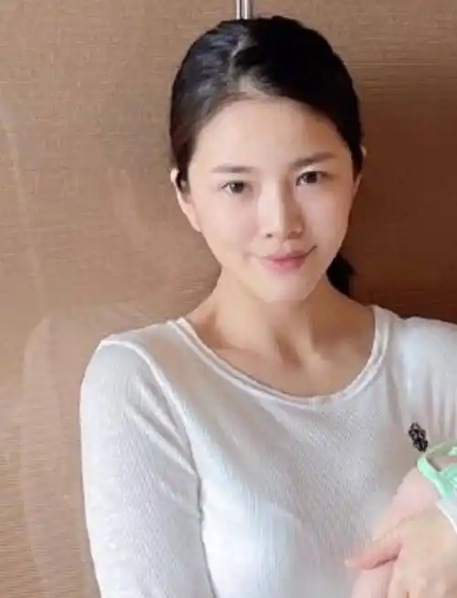 原创杜淳老婆王灿又晒美照自称小姐姐语气俏皮十级美颜后却被指像