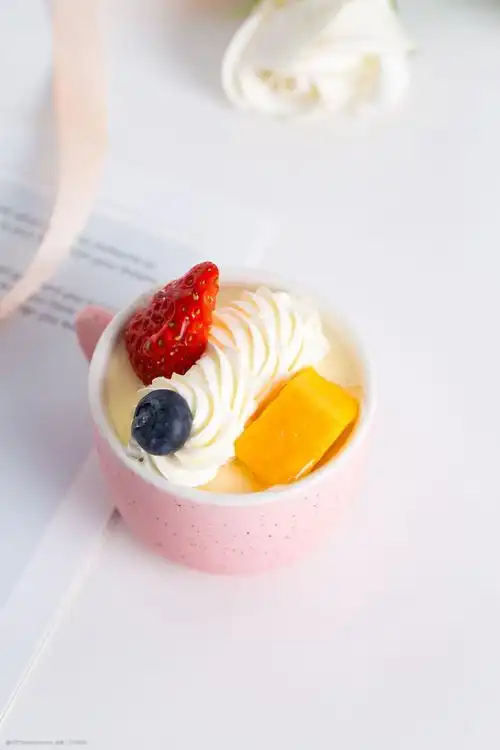 摄影图实物图粉色杯子水果蛋糕8