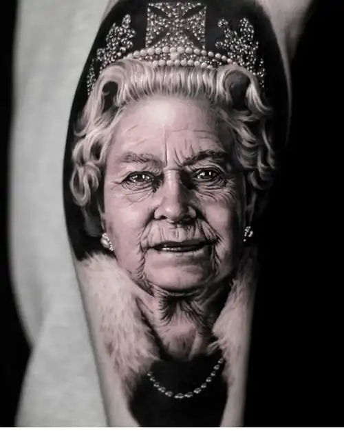 英女王伊丽莎白二世去世 民众为了纪念她把其肖像画作纹身印在身上