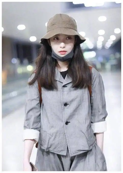 披肩长发日常怎么穿不妨看看倪妮机场照休闲衫渔夫帽短袖衫