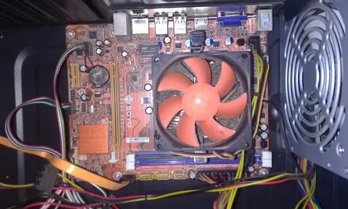 我这个电脑是集成显卡,有没有独立显卡的接口,,有的话集成显卡还用不