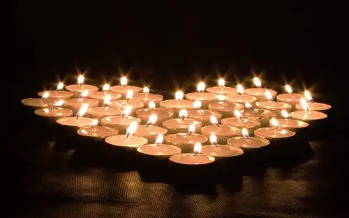 散发希望之光的蜡烛唯美高清图片分享!