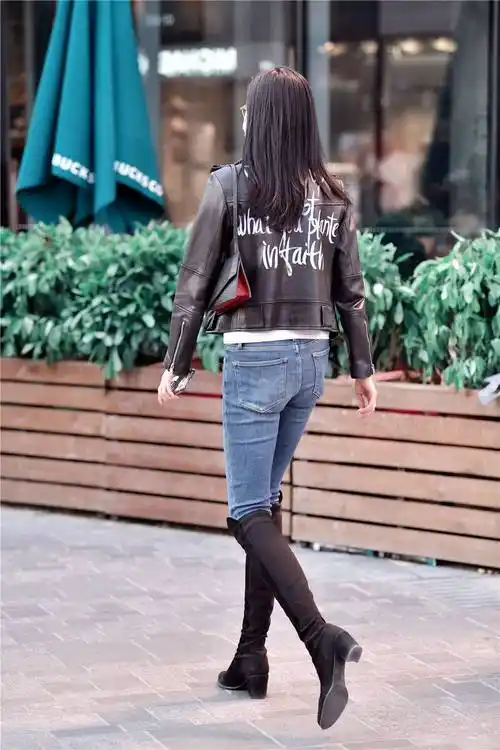 紧身牛仔裤搭配过膝长靴挑身材的服装搭配一般人不敢尝试