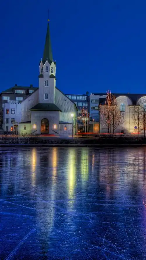 冰岛,雷克雅未克,冬天,冰冻的河流,房屋,夜晚,灯光 iphone 壁纸