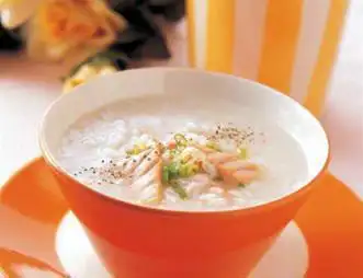 鲜鱼粥原料:大米300克,鲜鱼肉200克,胡椒粉,盐,味精,葱粒各适量.