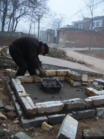 因为寺院的井离大殿很近,烧银子,起风了,刮的那都是,井上面有好多烧纸