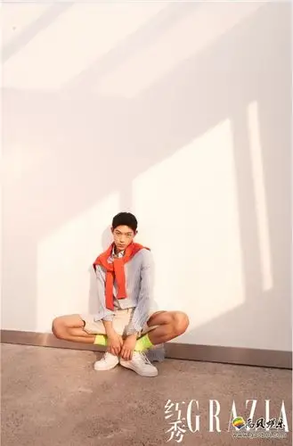 王锵红秀文艺质感写真照眼神清澈侧颜俊美散发出忧郁气息