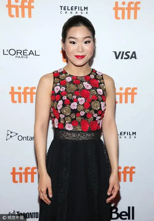42届多伦多:《在切瑟尔海滩上》首映 韩裔女星柳爱莎气质优雅
