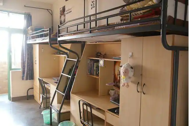 该中学学生在临近放寒假时,些许是兴奋起来了,于是无视宿舍纪律,大喊