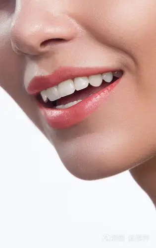 漂白后的完美笑容.牙科护理和美白牙齿