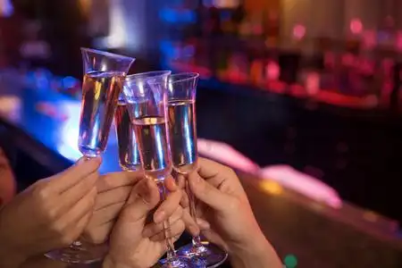 喝水青年朋友在酒吧喝酒在酒吧里玩手机的青年女人有人喝酒有点问题