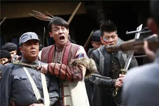 11月24日起抗日大剧《边陲迷雾》每晚19点黄金强档剧场4集连播,敬请