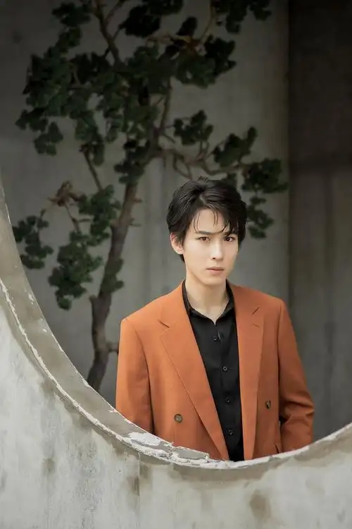 吴昊泽复古风写真上线 砖红西装高级感十足_手机搜狐网