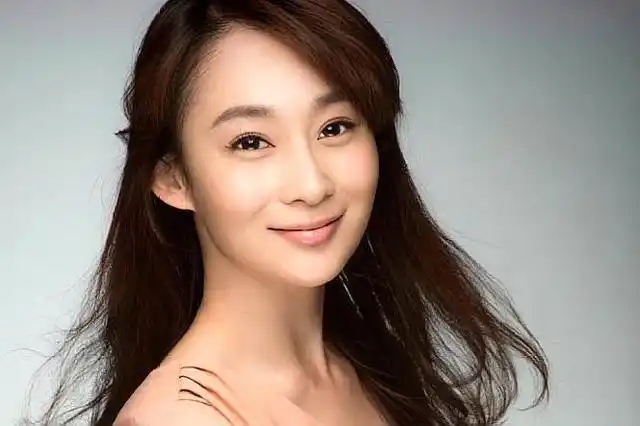 "狐妹"张倩,年纪轻轻就退圈,不当演员当老师