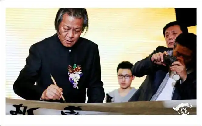 当代著名国际书画艺术名家爱新觉罗恒山生活记录写真