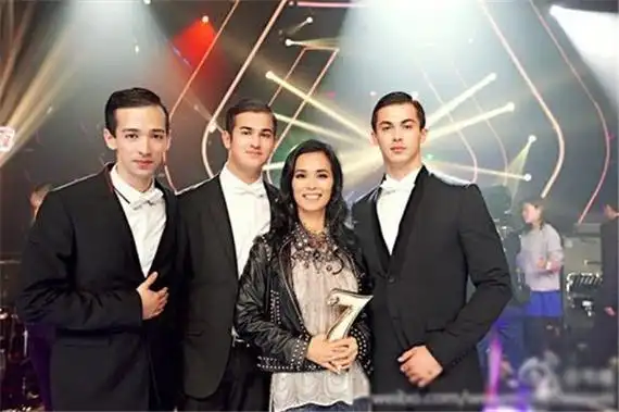 53岁韦唯近照:二婚老公超级帅,大儿子竟是媒人