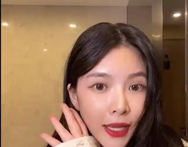 王灿素颜比妆后好看,双眼皮疑有疤遭质疑整容,称是双眼皮贴粘的_杜淳