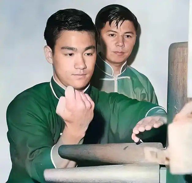 李小龙练习木人桩的要领就是头正腰稳手快