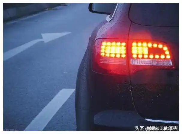 警方通报特斯拉连撞11车事故,刹车灯成争议焦点,车主最新发声|电动车|