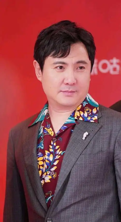 沈腾是中国内地著名的喜剧演员,也是一个多才多艺的艺术家.