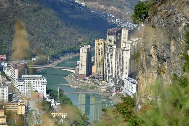 悬崖下的六库怒江六库老城