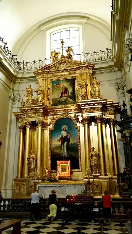 教堂内饰精美华丽,金碧辉煌.