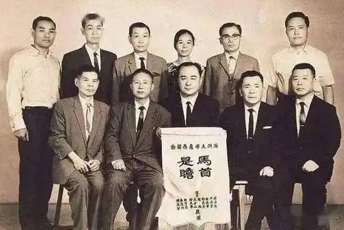 向氏十三个兄弟中,很多人以为向华强,向华胜是老大,但低调,霸气的大哥