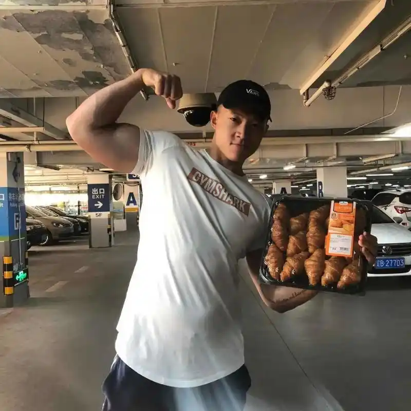 他身高195cm,体重118kg,用6年时间,从竹竿到巨无霸的转变!