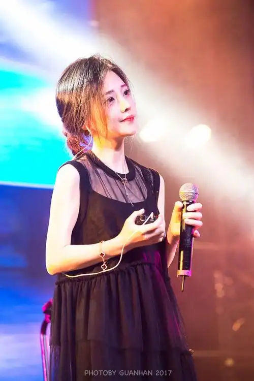 在舞台上唱歌的感觉太美妙了,现场版的沈洁洁你们喜欢吗[爱心]我也会