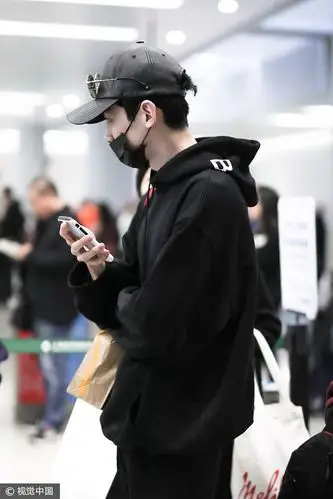 白敬亭balenciaga帽衫gucci腰包 air max 97 x undefeated运动鞋酷范