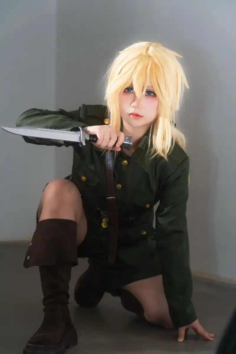 《紫罗兰永恒花园》军装薇尔莉特cos
c