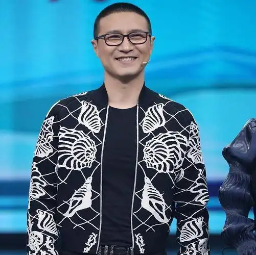 以往汪峰的发型都是招牌特色,但是你们谁能知道想要做出这样的发型