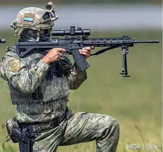 雷神突击队的据枪很西方为适应夜视仪作战和传统跪姿射击并存