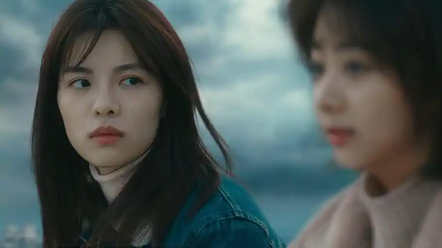 八月未央:未央独自来到楼顶,林小乔随后,心里像有疙瘩一样