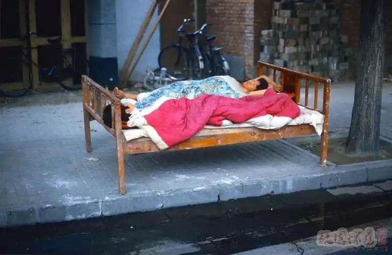 北京的早晨▲街头纳凉▲宣传橱窗▲郭洪群流氓案▲电影排片表▲放风